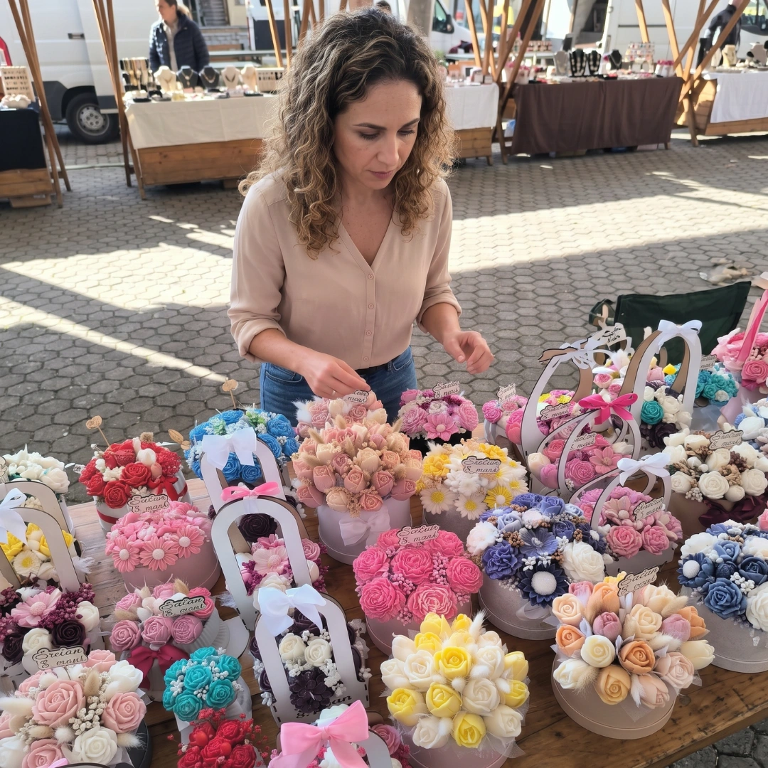 Laura modelando um buquê de velas artesanal