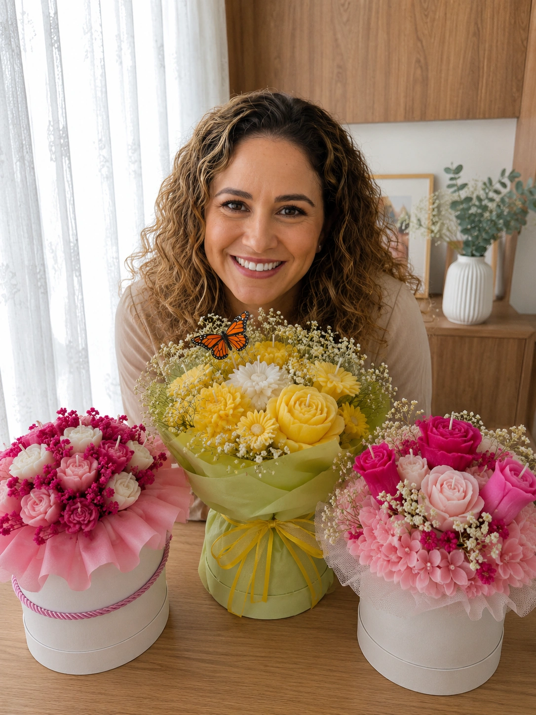 Laura Martins com buquês de velas artesanais
